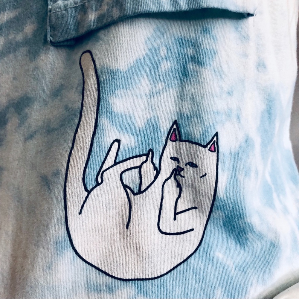 RipNDip graphic tee cat giving finger size small